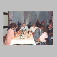 104-1094 Heimattreffen 1994 in Seesen. Die Familie Klein an einem Tisch vereint.jpg
